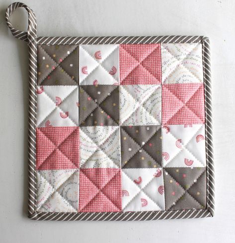 Scrap Fabric Pot Holders, Quilting Projects To Sell, Potholder Quilt Patterns, Quilt As You Go Potholders, Quilted Kitchen Projects, Quilted Pot Holders Patterns Free, Quilted Potholders Patterns Free, Potholders To Sew Free Pattern, Sew Potholders