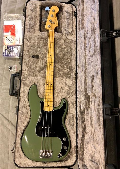 Bass Guitar Fender, Green Electric Guitar, Pretty Guitars, Fender Precision Bass, Electric Guitar Design, Green Electric, Guitar Obsession, Cool Electric Guitars, Starting Line