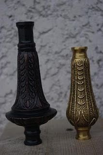 Thousand Square Feet: How to Turn Brass into Oil-Rubbed Bronze (using black spray paint and spanish copper rub 'n buff Oil Rubbed Bronze Spray Paint, Paint Wood Furniture, Wood Furniture Projects, Painted Lamps, Rub And Buff, Matte Spray Paint, Nola House, Gothic Art Nouveau, Southern Home Interior