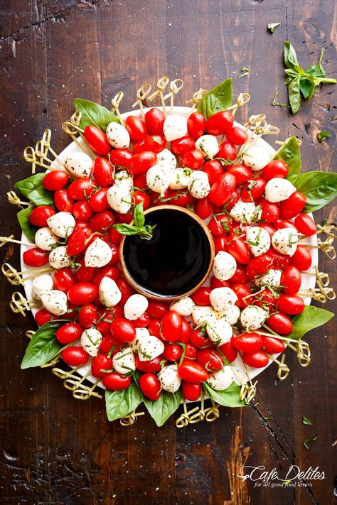 Salad Caprese, Easy Christmas Party, Christmas Appetizers Easy, Lady Decluttered, Snack Sani, Holiday Appetizers Recipes, Christmas Appetizers Party, Classy Christmas, Tier 1