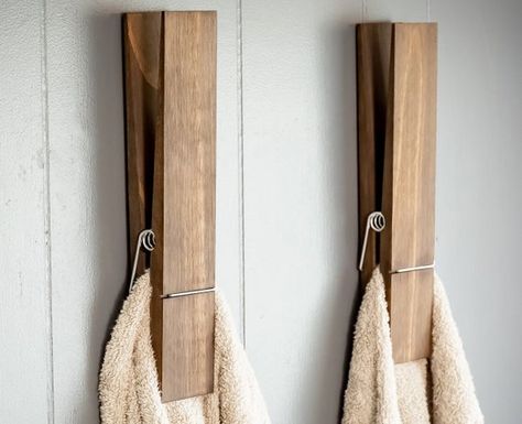 Toallero Ideas, Laundry Room Wall Decor, Towel Organization, Wooden Clothespins, Towel Holder Bathroom, Laundry Decor, Decor Baie, Modern Farmhouse Bathroom, Bathroom Storage Organization