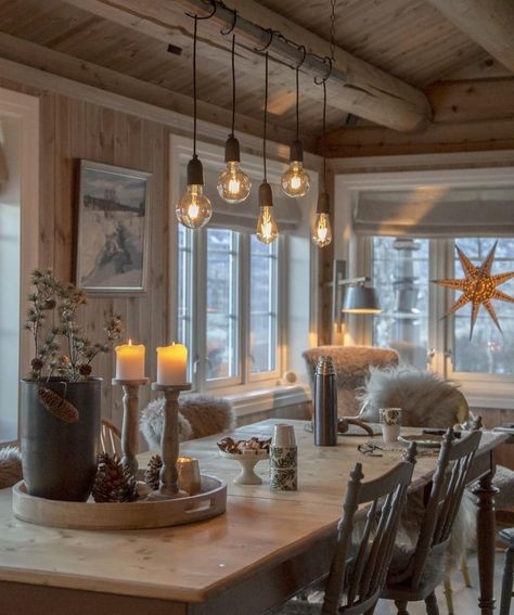 25 Cozy And Rustic Cabin Decor Ideas You Should See Rustic Cabin Decor Ideas, Small Cabin Interiors, Beach House Vibes, Cabin Decor Ideas, Industrial Lights, Bar Ceilings, Cabin Living Room, Cabin Tiny House, Living Room Images