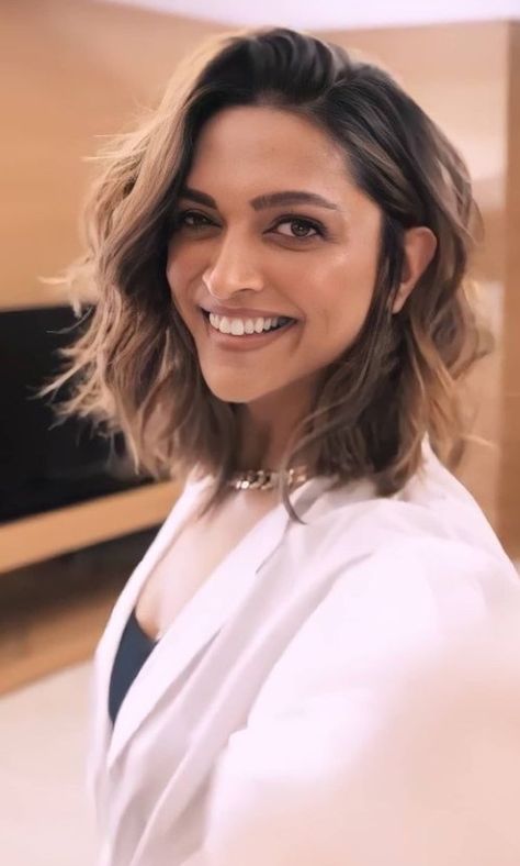 Short Brown Hair Celebrities, Deepika Short Haircut, Short Hair Bollywood Actress, Shoulder Length Hair Indian Haircuts, Long Bob Indian Hair, Deepika Padukone Hair Color Highlights, Short Hair In Indian Outfit, Deepika Padukone Curly Hair, Indian Actress Hair Color