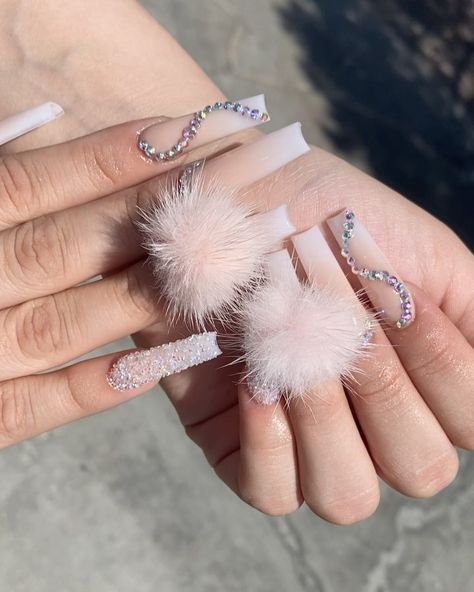 Nails With Puff Ball, Pompom Nails, Pom Pom Nails, Vegas Nails, Wow Nails, Beauty Nails Design, Edgy Nails, Dope Nail Designs, Animal Print Nails