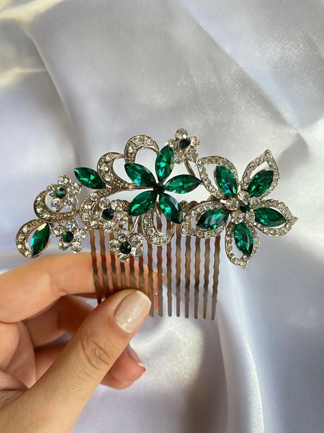 Absolutely Dazzling Emerald Bridal Hair Comb will take your breath away! The elegant design of the sparkly bridal headpiece is created by a combination of rhinestones and crystal leaves. ❣️ Beautiful and delicate emerald hair piece ideal for a wedding or a rustic wedding style. ❣️ This greenery floral hair comb is made with clear rhinestones and an emerald crystals design. It is a perfect way to add sparkles to your wedding hairstyle. The stunning comb will add a touch to your wedding dress. ❣️ Emerald Hair Comb, Emerald Hair Accessories, Annabelle Aesthetic, Emerald Hair Piece, Green Hair Piece, Dark Green Jewelry, Green Wedding Hair, Crystals Design, Emerald Hair