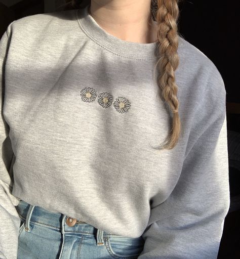 Grey Sweatshirt Embroidery, Daisy Sweatshirt, Distressed Tshirt Diy, Jumper Embroidery, Tokyo Street Fashion, Diy Sweatshirt, Daisy Design, Embroidery On Clothes, Cute Embroidery