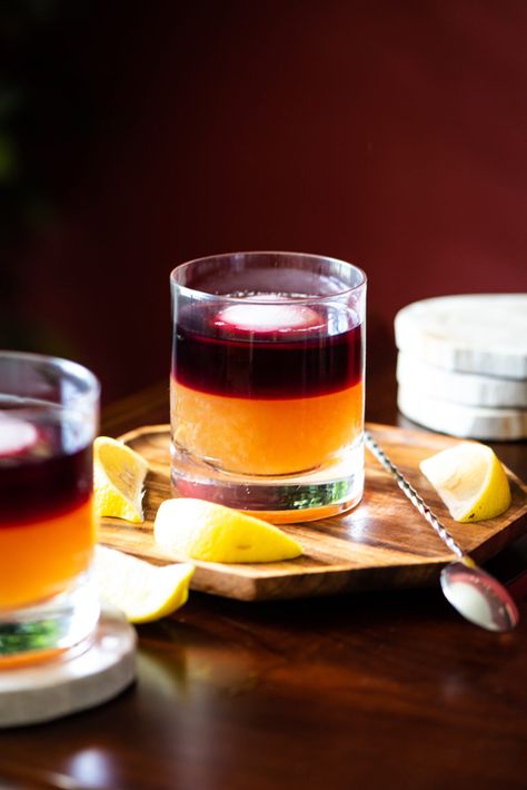 A New York Whiskey Sour is a classic cocktail made with one part bourbon and one part red wine. It tastes great and has a rich, smooth taste. #bourboncocktails #whiskeycocktails #classiccocktails #NewYorkWhiskeySour#whiskeysour #whickeysourcocktail #cocktailrecipes #easycocktailrecipe #holidaycocktailrecipe Fall Whiskey Cocktails, Whiskey Lemonade, Cocktails Aesthetic, Homemade Cider, New York Sour, Mint Julep Cocktail, Warm Winter Drinks, Unique Cocktail Recipes, Maple Whiskey