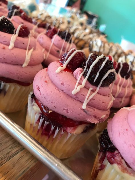 Chocolate Cheesecake Muffins, Blueberry White Chocolate, Amazing Cupcakes, Cheesecake Muffins, White Chocolate Cheesecake, Berry Cheesecake, Gourmet Cupcakes, Cheesecake Cupcakes, Pretty Dessert