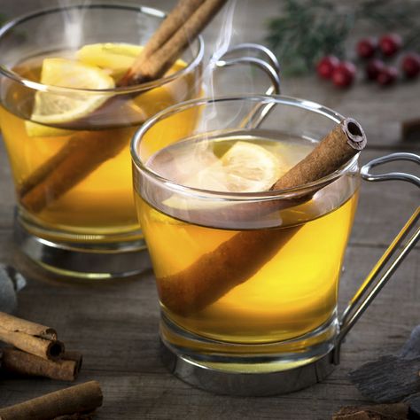 In a heat-proof mug, muddle the cloves and lemon wedge. Add Jim Beam® Honey and top with steaming hot water. Garnish with a cinnamon stick. Brandy Recipe, Warm Winter Drinks, Warm Cocktails, Toddy Recipe, Bourbon Recipes, Hot Toddies Recipe, Hot Cocktails, Pasta Alla Norma, Apple Brandy