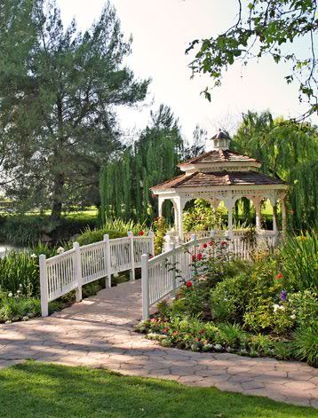 suh a beautiful gazebo... i'll take one please :-) Victorian Homes Backyard, Garden Gazebos, Wedding England, Regency Garden, بيوت ملكية, Pjo Cabins, Wedding Trees, Winx Fairy, Light Structure