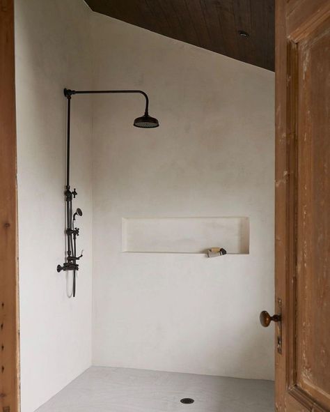 S A R A H S O L I S on Instagram: “Dreamy bathroom in two tone Tadelakt plaster. We love plaster in a shower design / @moorehousedesign #ssdsinspiration” Roman Clay, Built In Vanity, Luxe Bathroom, Moore House, Mid Century Minimalist, Terrazzo Tile, Industrial Bathroom, Custom Built Ins, Emily Henderson