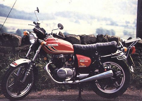 Honda CB250T... my first bike! Motos Aesthetic, Pleading Eyes, Logo Moto, Honda Cb250, Naked Bikes, Honda Motorbikes, Kawasaki Bikes, Motorised Bike, Honda Bikes