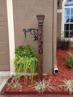 Red Mulch, Front Yard Flowers, Cheap Landscaping Ideas, Mulch Landscaping, Modern Front Yard, Landscape Edging, Front Yard Garden, Landscaping Tips, Diy Landscaping