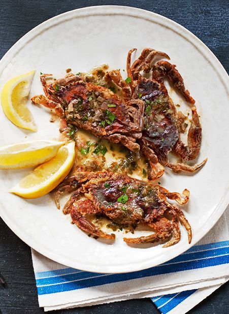 How to Celebrate the Short Soft Shell Crab Season Over the years my love for crabs has grown steadily, especially fresh… Grilled Soft Shell Crab Recipe, Crab Recipes Healthy, Soft Shell Crab Recipe, Softshell Crab, Fried Soft Shell Crab, Celebrity Chef Recipes, Crab Recipe, Chefs Recipes, Frozen Blue