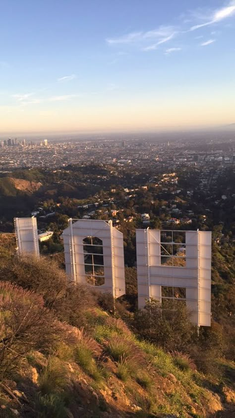 The Hollywood Sign is massive, and a fence prevents people from climbing on it Hollywood Sign Pictures, Hollywood Sign Hike, La Hikes, Los Angeles Wallpaper, Los Angeles Aesthetic, Things To Do In La, Usa Trip, Lake George Ny, Visit Usa