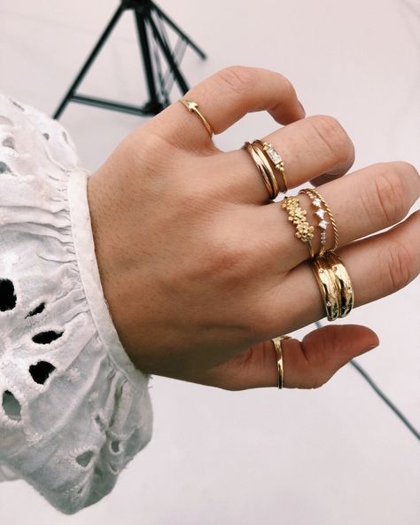 Ring Looks Multiple, Mix And Match Rings, Ring Combinations Aesthetic, Golden Ring For Women, Ring Combos, Rings Combination, Ring Combinations, Golden Rings, Anna Nina