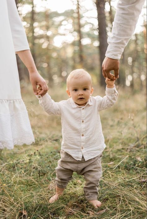 1st Year Family Photo Shoot, 6 Month Photos Outside, 1st Bday Photoshoot With Parents, Infant Poses Photography, Family Pictures With 5 Month Old, Parent And Baby Photoshoot, Family Photo Shoot With Toddler, Family Photos With A Toddler, Toddler Family Photoshoot