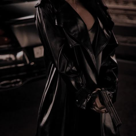 Mafia Queen, Mafia Boss, Crescent City, Dark Feminine, Character Aesthetic, Book Aesthetic, Bad Girl, Dark Aesthetic, A Car