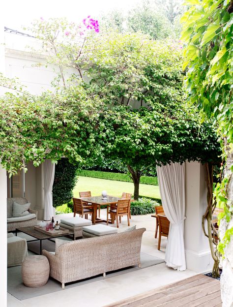 Outdoor Entertaining Area Hamptons, Hamptons Outdoor Living, Hamptons Backyard, Outdoor Patio Ideas, Outdoor Entertaining Spaces, Outdoor Entertaining Area, Pergola Patio, Outdoor Dining Area, Summer Breeze