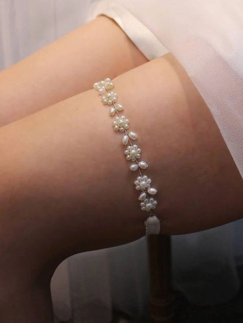 Faux pearl wedding garter by SHEIN #JewelryLovers #Fashion #Style #Gemstone #StatementJewelry #HandmadeJewelry #JewelryDesign #Jewelry #JewelryAddict #Accessories Fairytale Engagement Rings, Thigh Jewelry, Bridal Anklet, Wire Jewelry Making, Bohemian Bags, Diy Bracelets Easy, Pearl Decor, Bridal Garter, Wedding Garter