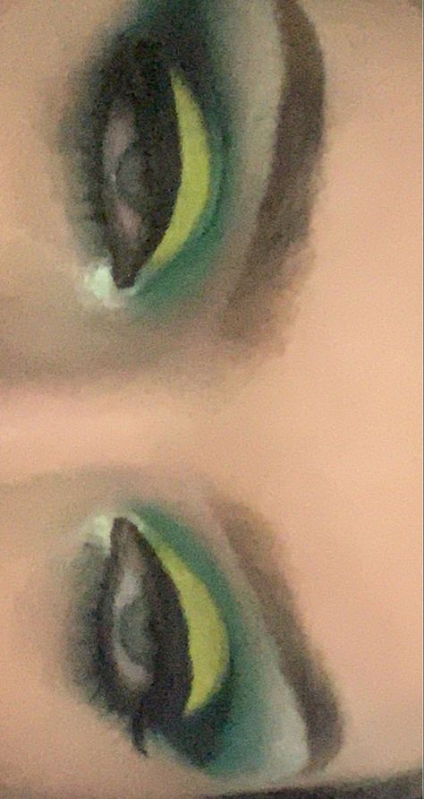 Green Eyeshadow Aesthetic, Eyeshadow Aesthetic, Sultry Eyes, Scene Makeup, Alt Makeup, Green Makeup, Emo Makeup, Green Eyeshadow, Edgy Makeup