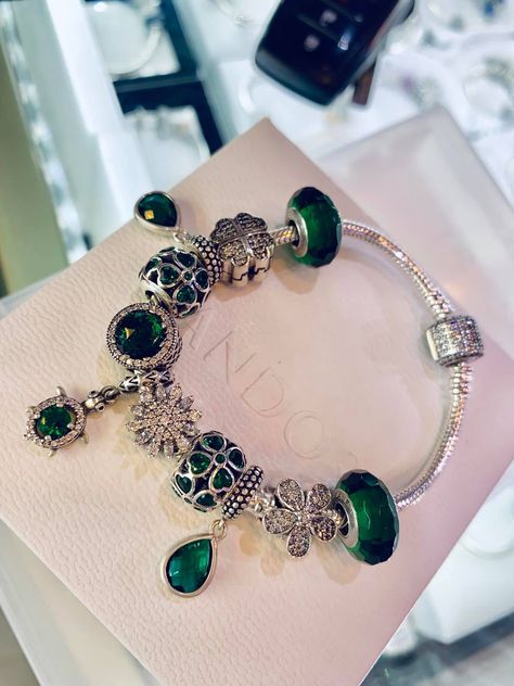 Green Pandora Bracelet, Pandora Design, Pandora Green, Pandora Bracelet Charms Ideas, Pandora Bracelet Designs, Pandora Inspiration, Expensive Jewelry Luxury, Cute Presents, Pandora Bracelet Charms