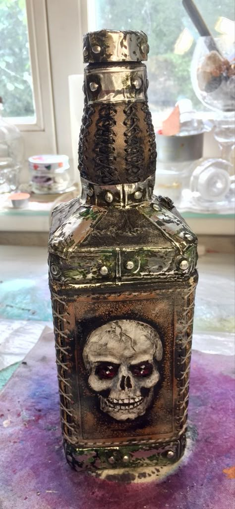 Gothic Bottles Diy, Halloween Liquor Bottle Crafts, Jack Daniels Bottle Crafts, Skull Vodka Bottle, Steampunk Bottles, Diy Ideas Creative, Diy Halloween Apothecary Jars, Bottle Upcycle, Halloween Ornaments Diy