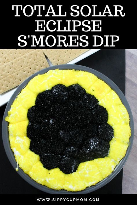 Total Solar Eclipse S'mores Dip Eclipse Meals, Eclipse Appetizers, Snacks For Eclipse Party, Solar Eclipse Appetizers, Eclipse Party Food Appetizers, Eclipse Charcuterie Board, Moon Themed Desserts, Eclipse Inspired Food, Eclipse Party Decorations