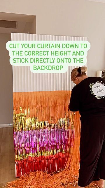 Foil Curtain Backdrop Ideas Party, Simple Backdrops For Parties, Tinsel Curtain Backdrop Ideas, Foil Curtain Decoration Ideas, Diy Plastic Fringe Backdrop, Diy Tinsel Backdrop, Tinsel Backdrop Photoshoot, Diy Foil Backdrop, Foil Backdrop Ideas