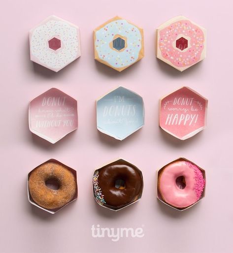 Adorable FREE printable doughnut boxes! Cute donut gift idea! Fun doughnut birthday party supplies! Via Kara's Party Ideas | KarasPartyIdeas.com by Tinyme! Donut Printable, Gift Packaging Design, Doughnut Party, Diy Dessert, Donut Gifts, Diy Donuts, Donut Box, Favour Boxes, Dessert Packaging