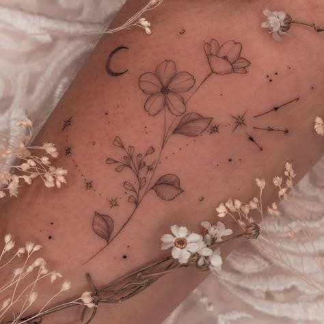 Floral Stars Tattoo, Stars And Moon Tattoo, Celestial Tattoo, Lavender Tattoo, Star Tattoo Designs, Plant Tattoo, Zodiac Tattoos, Dragonfly Tattoo, Hip Tattoo