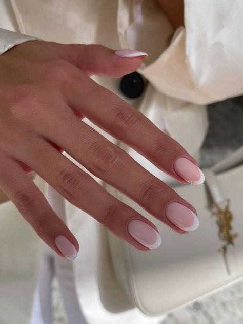 classic short oval French tips Ideas For New Year, Unghie Sfumate, Her Nails, Short Nail, Round Nails, Acrylic Gel, Oval Nails, Neutral Nails, Dipped Nails