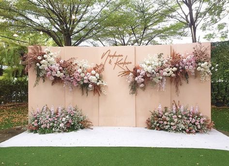 Dekor Engagement, Dekor Lamaran, Modern Traditional Decor, Receptions Ideas, Brides Table, Faux Wall, Engagement Decoration, Flower Swag, Decor Engagement