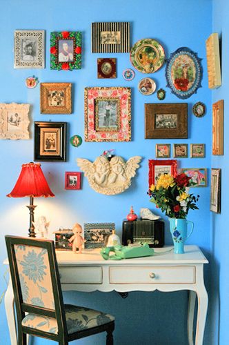 Wall decor Shaped Picture Frame, Gallery Wall Eclectic Boho, Gallery Wall Funky Frames, Funky Photo Frames, Vintage Wall Frames, Collage Frames On Wall, Random Wall Decor, Floral Painted Wall, Funky Gallery Wall