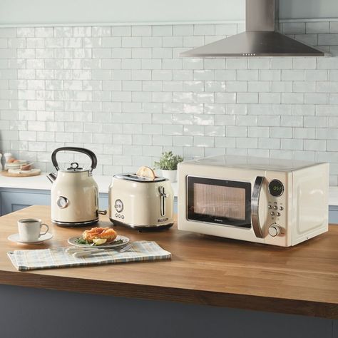 NEW Aldi microwave, toaster and kettle set adds retro vibes to kitchens Toaster Ideas, Toaster And Kettle, Retro Kitchen Appliances, Retro Toaster, Kitchen Appliance Set, Microwave Toaster, Kettle And Toaster Set, Kettle And Toaster, Retro Interior