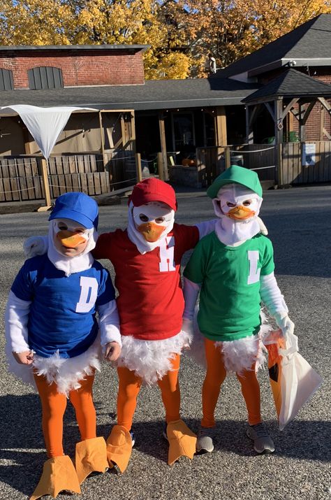 Huey, Dewey & Louie DIY Halloween costume Duck Tales Costume, Huey Duey And Louie Halloween, Funny Trio Halloween Costumes, Trio Halloween Costumes Funny, Huey Dewey And Louie Halloween, Crazy Halloween Costumes, Fun Halloween Outfits, Trio Costumes, Halloween Costumes For Family