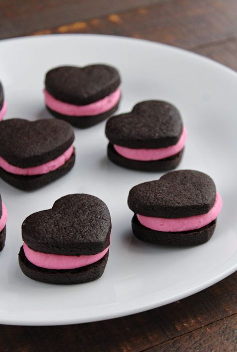 Valentine Sandwich Cookies - Love to be in the Kitchen Chocolate Valentine Cookies, Small Cookies Ideas, Chocolate Heart Cookies, Valentines Biscuits Ideas, Valentines Cookies Chocolate, Red Velvet Cookies Sandwich, Heart Foods, Valentine Chocolate Chip Cookies, Valentine Snacks For Adults