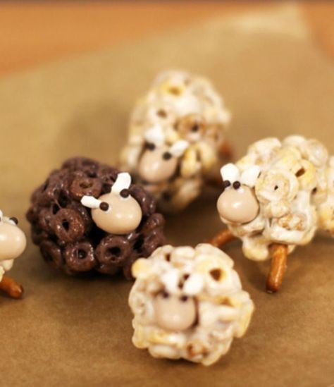 Turn classic Cheerios into a fun treat the kids cannot resist with this recipe for how to make cheerios sheep snacks! - Everyday Dishes & DIY Sunday School Snacks, Sheep Crafts, Diy Dish, Krispy Treats, Vbs 2024, Marshmallow Treats, Preschool Snacks, Everyday Dishes, Cute Snacks