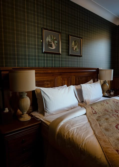 Scottish Cabin Interior, Scottish Highlands Decor, Scotland Decor Interior Design, Scottish Hunting Lodge Interior Design, Mountain Lodge Bedroom, Scottish Themed Bedroom, Hunting Lodge Bedroom, Scottish Hunting Lodge, Scottish Cottage Interior