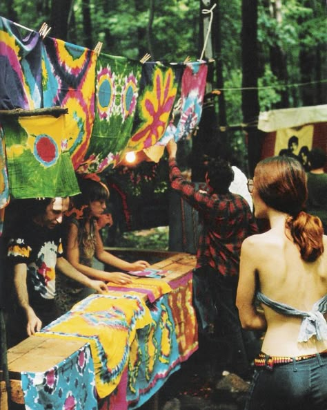 Woodstock Fetsival Tidye shop August 1969 The picture shown here, was one taken of a booth at a Woodstock Music and Art Fair in August 1969. Counter cultural fashion had prided itself on offering one of a kind, natural, and homemade, again all key elements of the hippie look. In further going along with hippie philosophy, only natural dyes were used. Fashion 60s, 60s Hippie, Moda Hippie, Boho Chique, Hippie Lifestyle, Hippie Movement, Hippie Aesthetic, Estilo Hippy, Hippie Culture