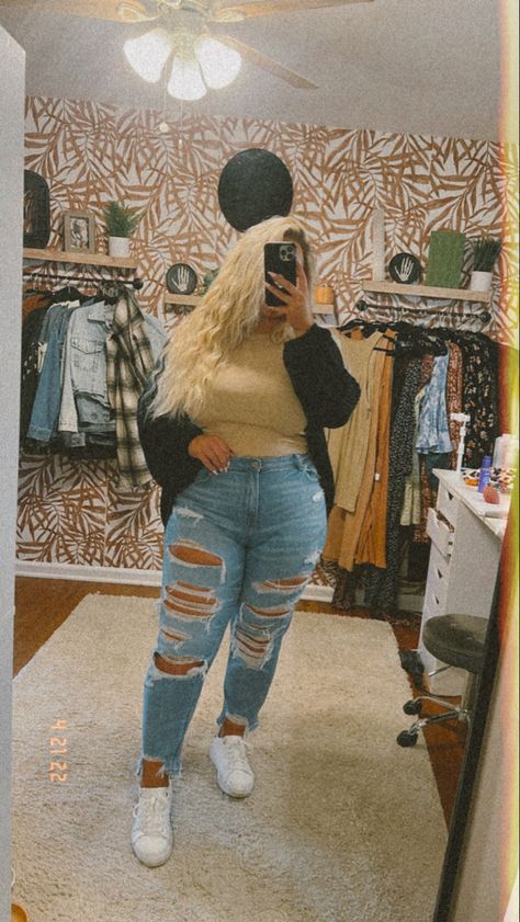 Plus Size Ripped Jeans Outfit, Curvy Western Outfits, Western Outfits Winter, Curvy Mom Outfits, Plus Size Ripped Jeans, Trendy Mom Outfits, Country Fits, Ripped Jeans Outfit, Western Clothes