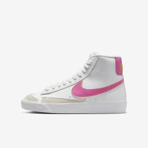 The Nike Blazer Mid '77 channels the old-school look of Nike basketball with a vintage midsole finish. Throwback style with modern materials means you can run, skip and jump in comfort. Girls Tennis Shoes, Pretty Sneakers, Pink Nike Shoes, Shoes For School, Back To School Shoes, Preppy Shoes, Pretty Shoes Sneakers, All Nike Shoes, Nike Blazer Mid 77