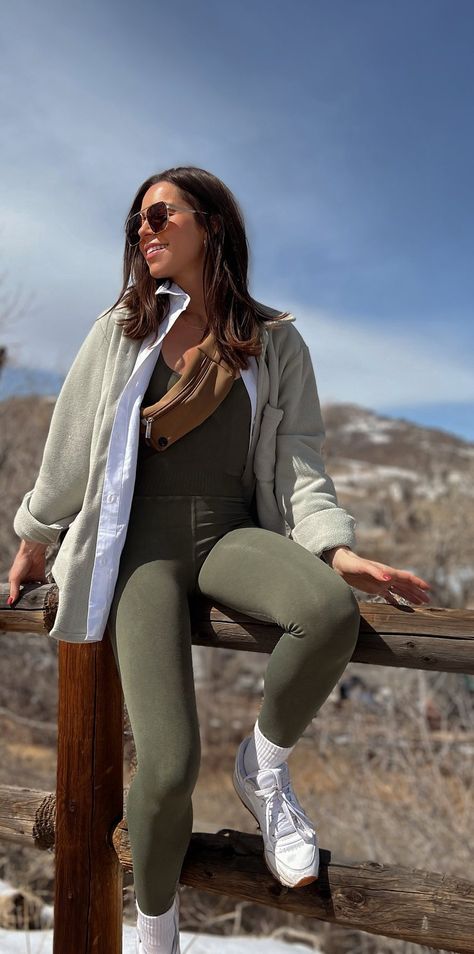 Green Overshirt Outfit, Olive Leggings Outfit, Olive Green Leggings Outfit, Green Joggers Outfit, Green Leggings Outfit, Hiking Outfit Ideas, Overshirt Women, Olive Green Tank Top, Plus Size Pretty