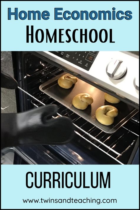 Are you looking for ways to teach your homeschooler home economics? Check out our engaging Intro to Culinary Arts curriculum for middle school and high school students looking to learn life skills! Homeschool Home Economics, Cooking Curriculum, Middle School Economics, Economics Activities, Life Skills Cooking, Cooking Lesson Plans, Homeschool Cooking, Family Consumer Science, Homeschool High School Curriculum