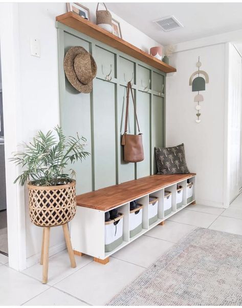 Cute Entryway, Hall Ways Ideas, Hall Entrada, Front Hallway, Room Organisation, Mudroom Entryway, Mudroom Decor, Entryway Bench Storage, Mud Room Storage