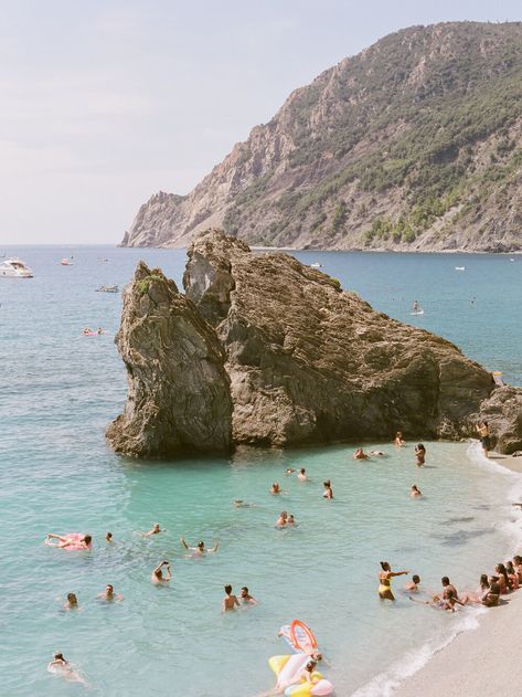 Personal Travel: Cinque Terre, Italy — Chloe Moore Photography // Film Photography Contax 645 Fuji 400h Film Photography Aesthetic Wallpaper, Cinque Terre Italy Aesthetic, Italy Film Photography, Europe On Film, Fuji Photography, Travel Film Photography, Italy On Film, Tuscany Vacation, Italy Horizontal Photography