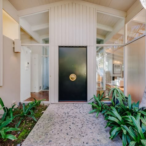 Exterior Mid Century Modern Home, Palm Springs Home Interior, Mcm Front Door, Mid Century Front Porch, Exterior Mid Century Modern, Mid Century Front Door, Modern Front Door Ideas, Mid Century Modern Front Door, Colorful Front Door