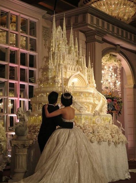 Castle Wedding Cake, Fancy Wedding Cakes, Extravagant Wedding Cakes, Dream Wedding Reception, Big Wedding Cakes, Dream Wedding Decorations, Dream Wedding Cake, Extravagant Wedding, Castle Cake