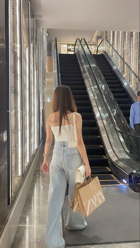 #poses #candid #paparazzi #fashion #mall #walkingposes #instagramposes #zarabags #richlifestyle Shopping Spree Photoshoot, Shopping Mall Photo Ideas, Mall Photoshoot, Mall Pics, Shopping Photoshoot, Trio Poses, Ig Poses, Walking Poses, Paparazzi Fashion