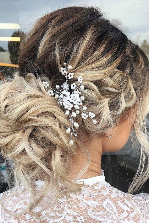 That boho wedding look might be such a vibe for the bride-to-be. I’m all about that for boho wedding inspo. Pin it to your hair ideas Boho Chic Wedding Hairstyles, Beach Bride Hair, Wedding Hairstyles Boho, Romantic Bridal Hair, Effortless Wedding, Beautiful Wedding Hair, Boho Bridal Hair, Rustic Boho Wedding, Romantic Updo